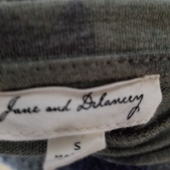 Jane and DeLancey Small crewneck camo long sleeve T-shirt - Picture 2 of 3